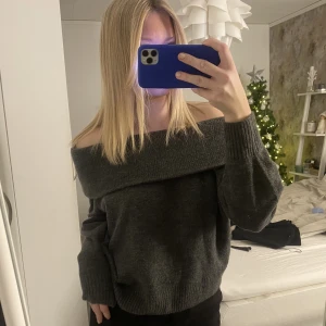 Stickad off-shoulder från HM - Hejsan! Säljer min grå stickade off-shoulder tröja från HM i stolen S. Säljer då den inte är min stil länge❤️Köparen står för frakten på ca 35kr