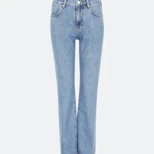 Bikbok 550 Low straight  - Säljer dessa i en mörkande nyans, säljer pg jag råka bästella 2 st. Säljer för 100 (nypris 500)❤️ har andvänd väldigg då gånger. Tog denna bild då jag inte tror min färg säljes längre❤️