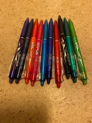 Suddbara pennor  - Oanvända suddbara bläckpennor, o överstrykningspennor.  Säljes pga dubbletter.  500kr +frakt för alla (nypris (850kr) Betalas med swirs