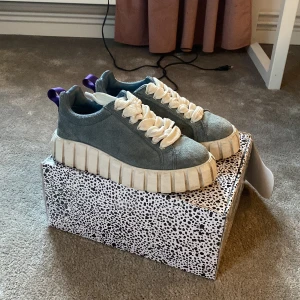 Eytys - Säljer dessa ljusblåa/ljusgråa Eytys Sneakers. Köpte här på Plick. Varsamt använda. Fint skick. Skickas med tillhörande skokartong. Skorlek 38. Nypris ligger på 1199kr men säljer dessa för 600kr. Hör av er om ni är intresserade.