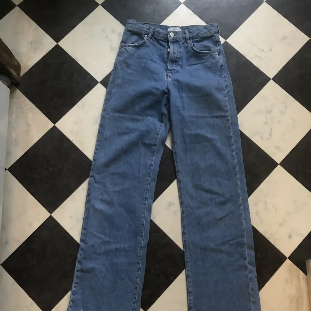 Nästintill oanvända mango jeans. Superlånga ben! Köparen står för frakt dvs 59kr  . Jeans & Byxor.