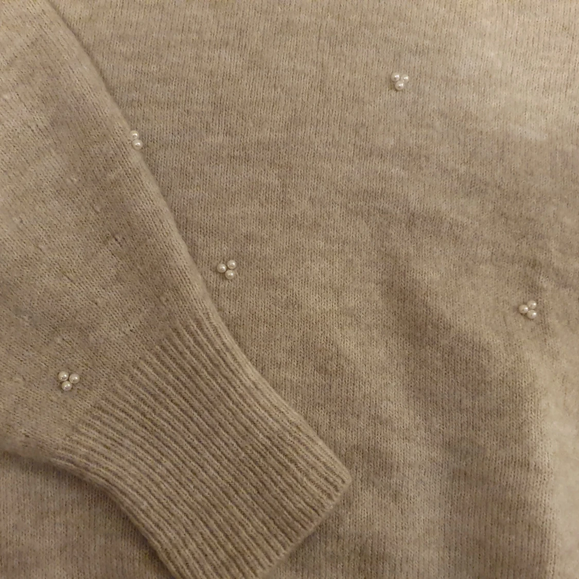 Mysig tröja med pärlor på - 90