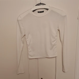 Tröja Zara - Tröja från Zara med knytdetalj i sidan. 75kr plus frakt  Aldrig använd Storlek S