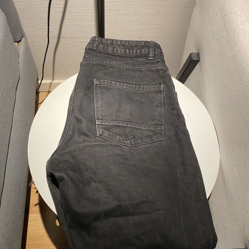 Svarta jeans från asos, sitter lite brett. Storlek W 32 L 30.. Jeans & Byxor.