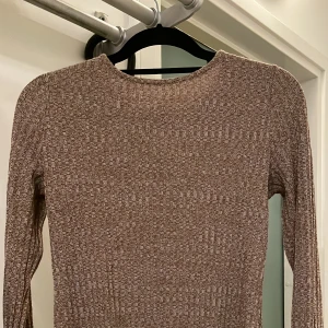 En beige tröja  - En beige tröja som är jätte fin och passar bra till både vinter och höst. Den har en fin detalj i backstidan som är knappar i. Den har även en fin längd. säljer för att jag bytte still.❤️