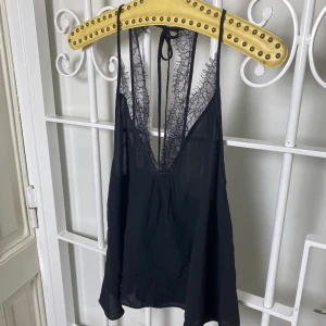 Spetslinne  - Superfint spetslinne från zara. Nyskick 