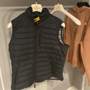 Para jumper väst - Säljer nu min pj väst eftersom jag inte andvändt den på ett bra tag och vill rensa lite i min garderob. Jag suger på att ta bilder…  Cond 10/10 Storlek: L Nypris: 3399kr Mitt pris: 1500kr