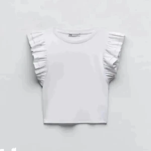 Volang Topp - säljer denna volang topp ifrån zara🫶🏻endast använd en gång! Strl m men sitter som s. Köpare står för frakt!!!