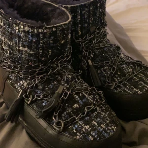 Inuikii  - As söta GLITTRIGA limited edition Inuikiis!😍 Så varma och sköna, perfekta för vintern! Säljer då jag köpt andra skor! Så så fint skick och rengör såklart undersidan extra mycket innan jag fraktar💕Kommer med matchande snören! Inga defekter överhuvudtaget😇 