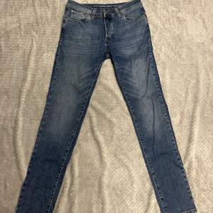 Gamla jeans från Pier One med storlek W32 L34. Knappt använda, pris kan diskuteras vid snabbaffär. 