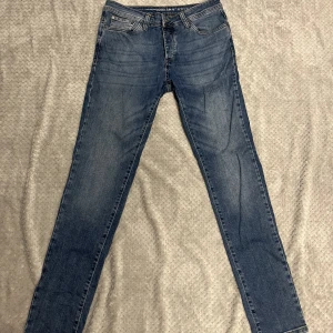 Jeans Pier One Slim Fit 32/34 - Gamla jeans från Pier One med storlek W32 L34. Knappt använda, pris kan diskuteras vid snabbaffär. 