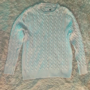 Lager 157 Stickad Tröja - Kabelstickad tröja i klassisk modell. Köptes för ungefär 1 år sen. Använt mycket men är fortfarande i jätte fin skick. 