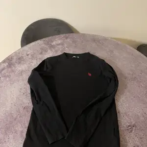 En svart, väldigt tunn tröja som passar perfekt till sommaren🖤👍🏻