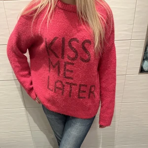 Mysig stickad tröja  - Mysig stickad tröja som sticker ut ur mängden! Tröjan är lite noppig men det ser inte konstigt ut. Storleken är one size så passar alla beroende på hur man vill att passformen ska vara! Frakt är inte inkluderat i priset och betalning sker via Swish💗💗