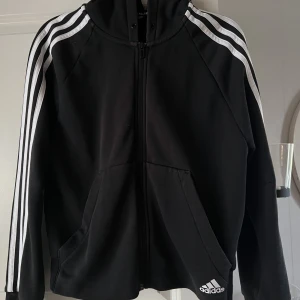 Adidas munktröja  - Fin tröja stl s, 200 o finns i ullstämma Linköping , kan postas mot fraktkostnad