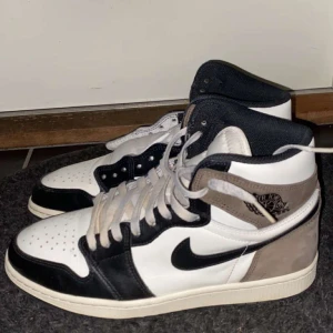 Jordan 1 mocha  - Säljer mina Jordan 1 mocha! De är i fint skick. Box med allt og medföljer!  Dm vid fler frågor🪬