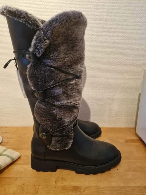 Vinterstövlar med päls.  - Jättesnygga stövlar, helt nya, oanvända. Säljes pga fel storlek, något små i storleken. Nypris 599.