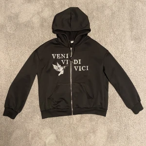 VIVIDO Hoodie  - Säljer nu min nästintill oanvända Vivido Hoodie. Storlek Medium. Skick = Nyskick 