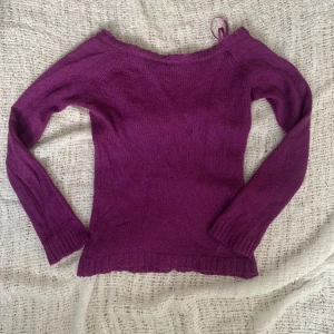 Off shoulder tröja  - Off shoulder tröja köpt här på Plick, men kom tyvärr inte till användning. Storlek XS men eftersom den är stretchig kan den passa S/M också!