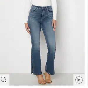 Wendy Side Slit Jeans Medium Denim från Bubbleroom. Byxorna är för stora. Etiketter är kvar. Nypris 549kr