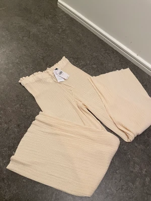 Byxor från Mango oanvända M - Byxor från Mango oanvända storlek M. Nypris 399kr