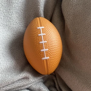 Stressboll - Hej jag säljer en stress boll för 15 kr köp gärna :) jag har använt den några gånger skriv gärna hej då :)