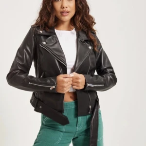 Nelly skinnjacka  - Skinnjacka från Nelly, använd ca 2 ggr, säljes pga att jag inte använder den💕 strl 36 men passar 34 också, köptes för 850 kr