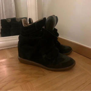 Isabel marant  - Säljer mina isabel marant bekett sneakers då dem inte kommer till användning längre. Passar mig som har 38. Fint skick! 