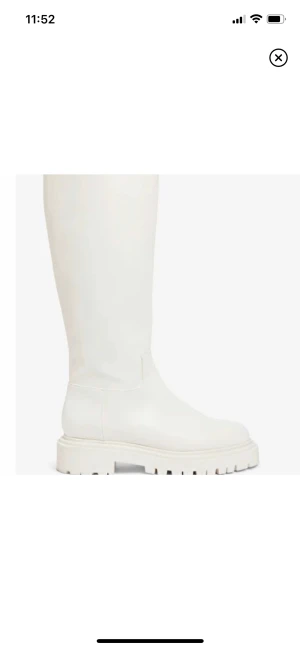 Skor  - Säljer dessa snygga boots i storlek 38. Säljer då de är för små. De är i väldigt fint skick. 