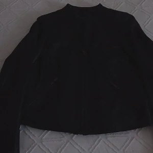 Skinn jacka . - 2/3 ggn använd , ingen fel + Fläckar . Helt perfekt form .