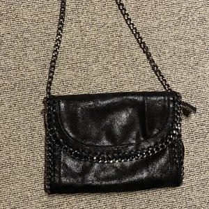 Väska - Säljer en superfin väska, bra med förvaring men kommer sällan till användning för mig. Köpte för ca ett år sedan. Skriv för fler bilder eller frågor (köpare står för frakt)