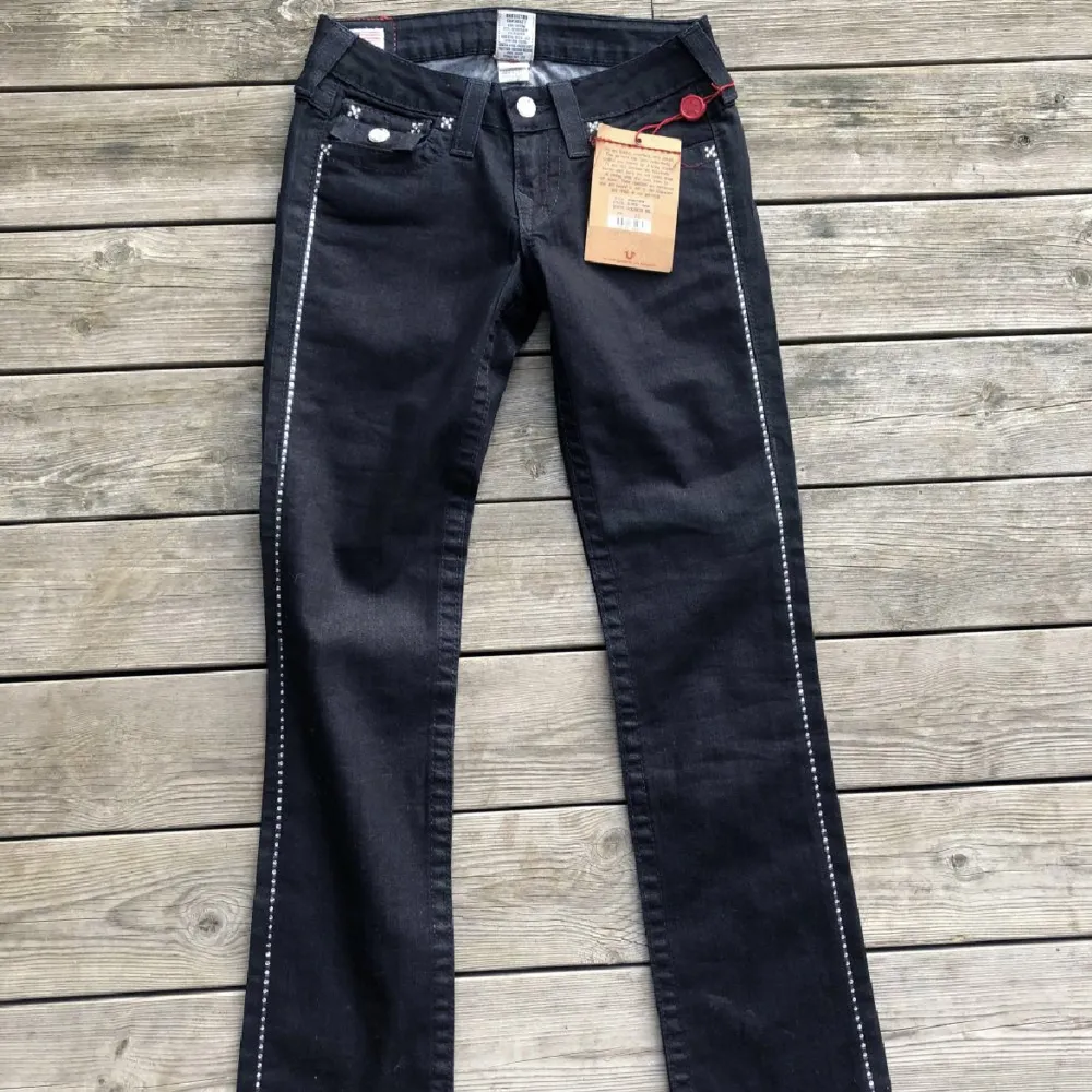 helt nya lågmidjade true religion jeans. bootcut, endast testade. midjemått 71, innerbenslängd 73. de två sista bilderna är lånade, dm vid frågor🤍 köp direkt för 500kr. Jeans & Byxor.