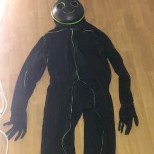 Helt oanvänd Led onepiece. Köpte den för 900kr men säljer den billigare. Batterier behövs för att få led lightsen att lysa.  Rolig kostym eller bara vardaglig bärning då man kan ta av masken och då får en luva