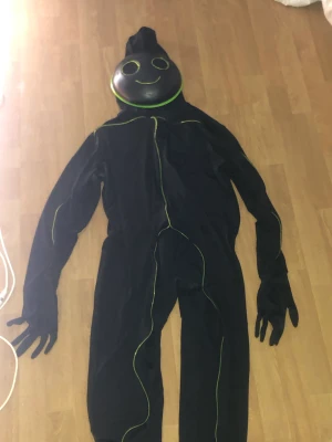 LED- onepiece - Helt oanvänd Led onepiece. Köpte den för 900kr men säljer den billigare. Batterier behövs för att få led lightsen att lysa.  Rolig kostym eller bara vardaglig bärning då man kan ta av masken och då får en luva