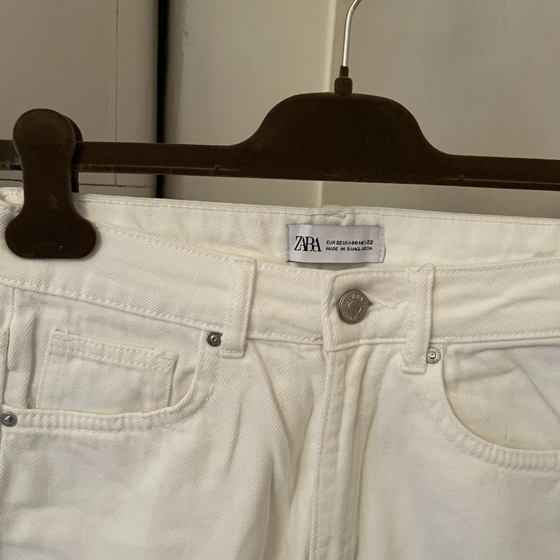 Vita jeans från Zara - 90