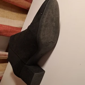 Skor i nyskick (anv. en gång) - Använda EN gång. har ej användning av dem, därför jag säljer!   - Rund tå -  Låga (snyggt)   - SKÖNA  (ej så hög klack)    Frakt tillkommer