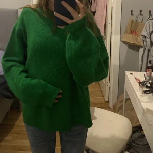 Grön stickad tröja st xs - Grön stickad tröja  från H&M, st xs. Bara använd några få gånger.