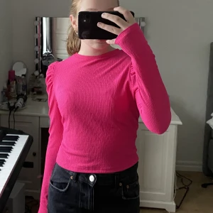 Topp - Skrik rosa topp med puff armar 