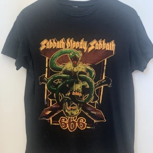 Svart vintage t-shirt  - Svart vintage t-shirt köpt på Pop Botique i Malmö förra sommaren. Den är väldigt unik därav lite högre pris, den är i väldigt bra skick men i ”vintage tyg” om ni förstår💞