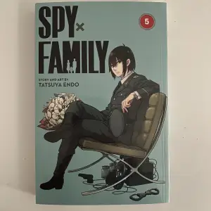 Volym 5 av manga serien spy x family. nyskick. du ansvarar för frakten. 