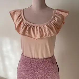 Jättefin rosa tröja. Helt ny för 59kr. Storlek S. Passar från XS-M. (har en jätteliten blåaktig fläck på nederdelen, men det kommer 100% gå bort efter den tvättas) .