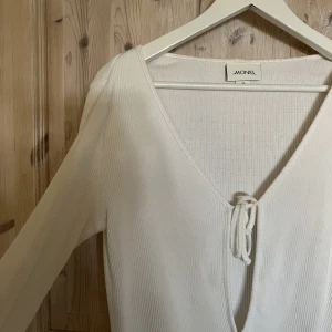 Tröja från monik - Supersöt tröja från monki med knyt fram i storlek xs, perfekt att ha över ett linne, topp eller en fin bralette