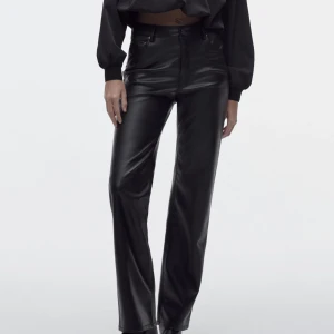 Skinn byxor - Säljer populära skinnbyxor från zara, säljer pga att jag redan har ett par skinnbyxor. Väldigt gott skick prislapp är kvar.