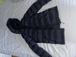 Peak Performance Jacka - En knappt använd jacka som jag köpte till min tjej men den var för liten. Den passar både tjejer och killar på grund av den neutrala passformen och designen. Köpte jackan till henne för 3 799kr så priset är generöst men går att diskuteras.