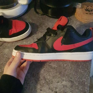 Dunks black and red - Ja här har vi ett par dunks som är köpta för ungefär 1 månad sen använda 3 gånger i bra skick. Storlek 36/5 inga skrapor elle hål i dom precis som nya:)