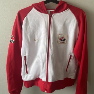 Nike tröja - Nike tröja röd och vit storlek M men passar S. Ungefär strl 164. Inte ändvänd så många gånger 