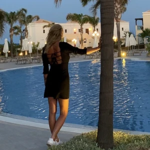 Bik Bok Klänning strl M Öppen rygg - Klänning från Bik Bok i strl M.  Öppen rygg med snörning.  Är princip i Nyskick!