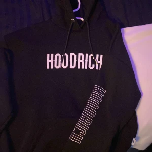 Hoodrich hoodie - Säljer denna jätte sköna hoodrich hoodie, fick den i julklapp men känner att den passar in i min stil. Inga skador eller fläckar, använt max 2 gånger. Tvättas innan frakt. 