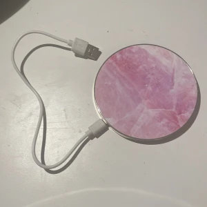 Trådlös laddare från ideal of sweden - Nypriset är 500kr, säljer den för 200kr (sladd ingår) snabb köpare får den för 170kr 💕