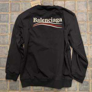 Oanvänd AAA-tröja från Balenciaga med lapparna kvar. Säljes pga felköp. Vid snabb och seriös deal jag priset diskuteras. Går självklart att skicka.